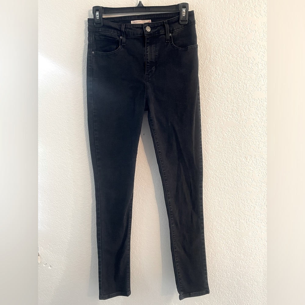 Levi’s black woman’s 721 high rise skinny jeans size 28